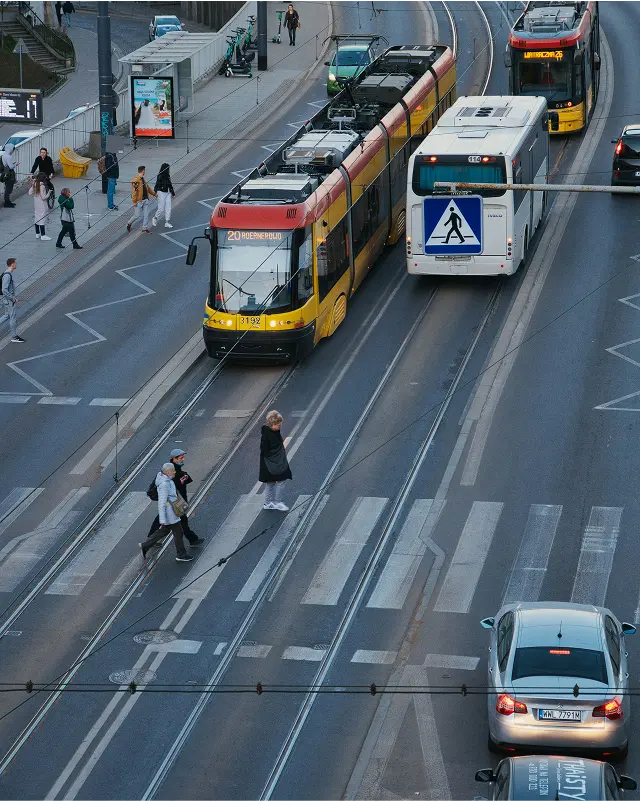 Zdjęcie ukazujące zorganizowany ruch uliczny.
